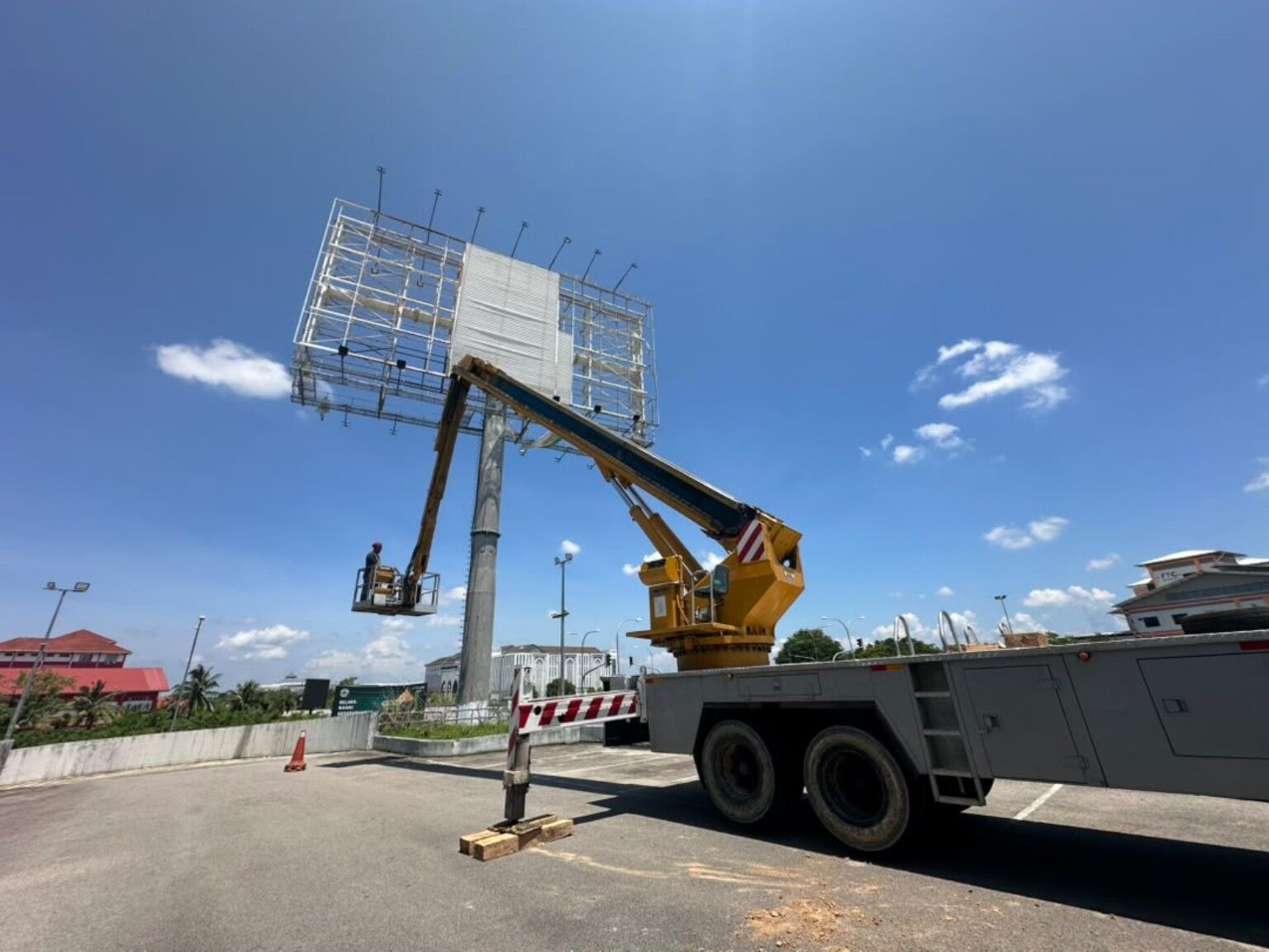 Skylift SOHHO mencapai struktur papan iklan di kawasan terbuka